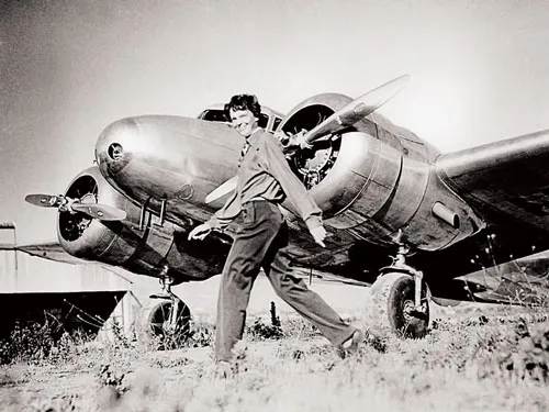 Amelia Earhart cùng chiếc Electra đã biến mất bí ẩn cùng bà năm 1937. Amelia Earhart cùng chiếc Electra đã biến mất bí ẩn cùng bà năm 1937.