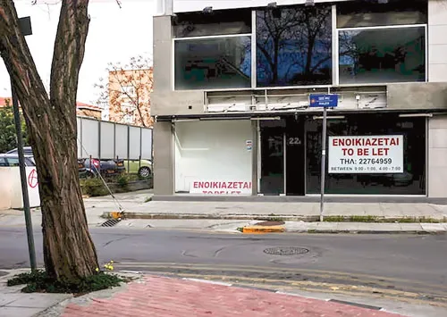 Con phố mua sắm chính ở Nicosia trước đây hiện đầy rẫy các cửa hiệu bị đóng cửa. Con phố mua sắm chính ở Nicosia trước đây hiện đầy rẫy các cửa hiệu bị đóng cửa.