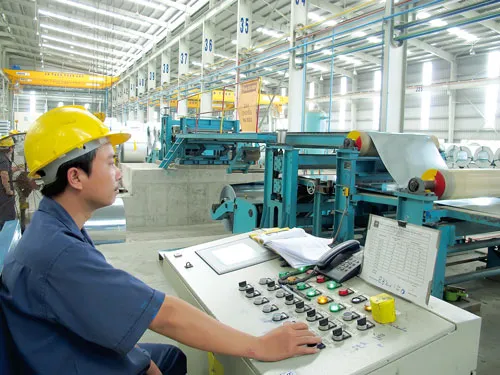 Dây chuyền sản xuất thép tại Nhà máy Tôn Hoa Sen Phú Mỹ. Ảnh: LÃ ANH Dây chuyền sản xuất thép tại Nhà máy Tôn Hoa Sen Phú Mỹ. Ảnh: LÃ ANH