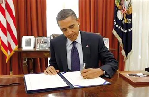 Tổng thống Barack Obama ký luật gia hạn cắt giảm thuế tiền lương người lao động.