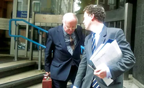 Và Lowther (trái) với luật sư sau khi rời phiên tòa ngày 20-9. Và Lowther (trái) với luật sư sau khi rời phiên tòa ngày 20-9.