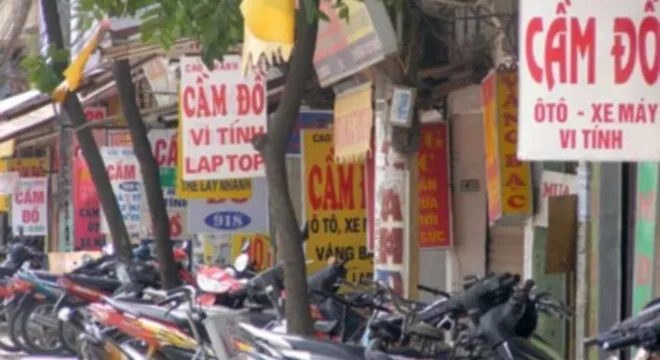 Dịch vụ cầm đồ, cho vay với tấm biển ngang nhiên tồn tại giữa phố.