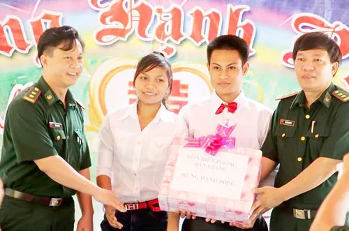 Bộ đội Biên phòng tặng quà cưới cô dâu Hồ Thanh Mai và chú rể Lê Xuân Công