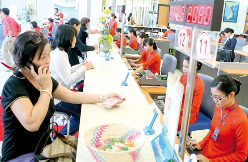 Khách hàng giao dịch tại Sacombank. Ảnh: LÃ ANH Khách hàng giao dịch tại Sacombank. Ảnh: LÃ ANH