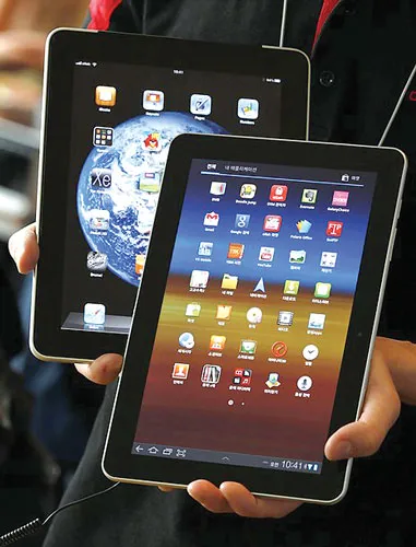 Cuộc đối đầu giữa máy tính bảng Galaxy Tab (trước) và iPad (sau) thực chất là cuộc chiến bản quyền phát minh. Cuộc đối đầu giữa máy tính bảng Galaxy Tab (trước) và iPad (sau) thực chất là cuộc chiến bản quyền phát minh.