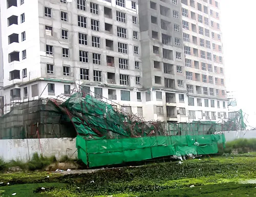 Vụ sập giàn giáo khiến 5 người thương vong tại tại khu đô thị Mỗ Lao, Hà Nội ngày 22-2-2012. Ảnh: TIẾN TRUNG Vụ sập giàn giáo khiến 5 người thương vong tại tại khu đô thị Mỗ Lao, Hà Nội ngày 22-2-2012. Ảnh: TIẾN TRUNG