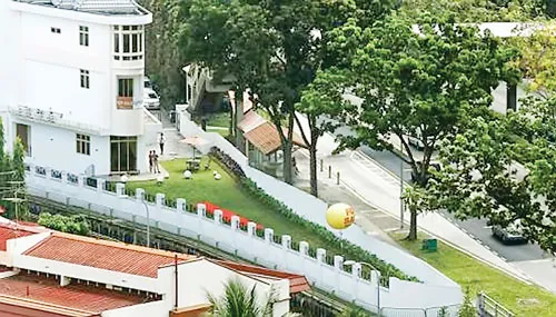 Khu nhà Henley Garden bị chê vì nằm trên mảnh đất tam giác có mũi nhọn. Khu nhà Henley Garden bị chê vì nằm trên mảnh đất tam giác có mũi nhọn.