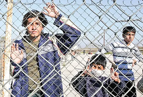 Người nhập cư trái phép trong một trại tỵ nạn ở biên giới Thổ Nhĩ Kỳ-Hy Lạp. Người nhập cư trái phép trong một trại tỵ nạn ở biên giới Thổ Nhĩ Kỳ-Hy Lạp.