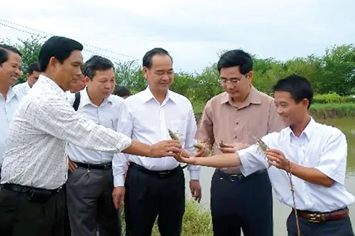 Quy trình nuôi tôm sạch của anh Xuân được Bộ trưởng Bộ NN-PTNN Cao Đức Phát đến thị sát.