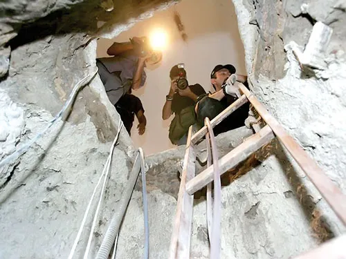 Đường hầm trổ lên hầm chứa tiền.