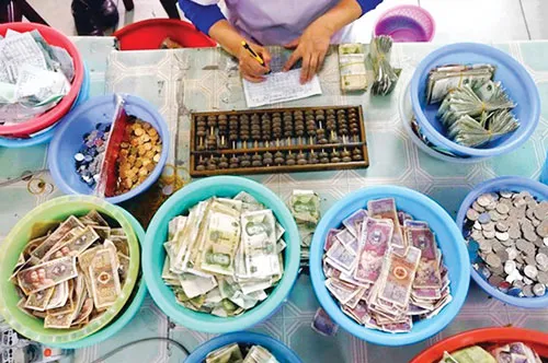 Kiểm đếm tiền tại một công ty ở Hải Khẩu, Trung Quốc.