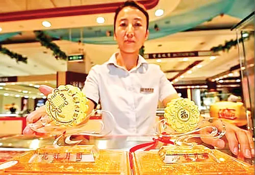 Bắc Kinh vừa ra quy định cấm dùng tiền công để mua bánh Trung thu trang trí bằng đá quý hoặc vàng, như một nỗ lực chống tham nhũng bằng mối quan hệ.