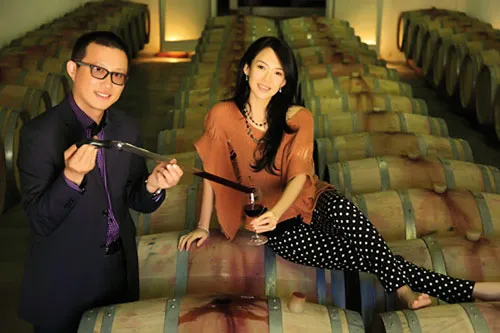 Doanh nhân Richard Shen, chủ chuỗi cửa hiệu kim hoàn Tesiro, đã mua lâu đài Laulan Ducos ở Bordeaux và mời người đẹp Chương Tử Di đến mừng thắng lợi. Doanh nhân Richard Shen, chủ chuỗi cửa hiệu kim hoàn Tesiro, đã mua lâu đài Laulan Ducos ở Bordeaux và mời người đẹp Chương Tử Di đến mừng thắng lợi.