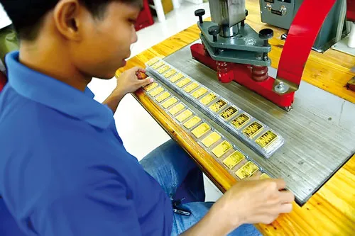 Kiểm tra vàng miếng tại SJC. Ảnh: T. THẮNG