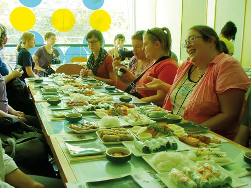 Wrap & Roll - chuỗi nhà hàng món cuốn Việt Nam đã tìm kiếm đối tác tại Australia để tiến hành NQTH. Wrap & Roll - chuỗi nhà hàng món cuốn Việt Nam đã tìm kiếm đối tác tại Australia để tiến hành NQTH.