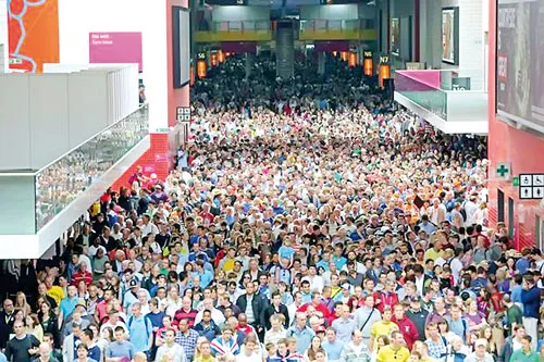 Hàng nghìn khán giả phải xếp hàng nhiều giờ ở sân ExCel để rút tiền mặt vì chỉ có duy nhất 1 máy ATM. Hàng nghìn khán giả phải xếp hàng nhiều giờ ở sân ExCel để rút tiền mặt vì chỉ có duy nhất 1 máy ATM.
