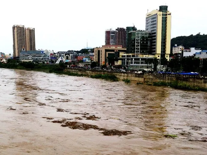 Lũ sông Hồng tại Lào Cai đạt đỉnh cao nhất từ đầu năm 2015 khi Trung Quốc xả nước từ thượng lưu. Lũ sông Hồng tại Lào Cai đạt đỉnh cao nhất từ đầu năm 2015 khi Trung Quốc xả nước từ thượng lưu.