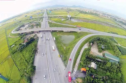 Một mô hình đầu tư công về hạ tầng quá đắt đỏ sẽ làm giảm tăng trưởng kinh tế (trong ảnh: Đường cao tốc Hà Nội-Lào Cai).