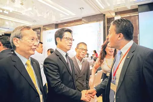 TS. Vũ Tiến Lộc (giữa) trao đổi bên lề với các doanh nghiệp tại Diễn đàn doanh nghiệp Việt Nam (VBF) 2015. TS. Vũ Tiến Lộc (giữa) trao đổi bên lề với các doanh nghiệp tại Diễn đàn doanh nghiệp Việt Nam (VBF) 2015.