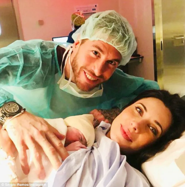 Sergio Ramos bên cạnh vợ và con trai mới chào đời Alejandro. Ảnh: Instagram