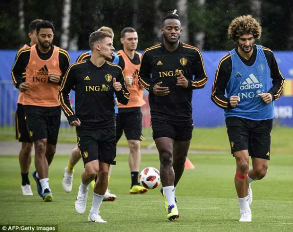 8 đội tuyển chạy đua trên sân tập trước vòng tứ kết ảnh 1