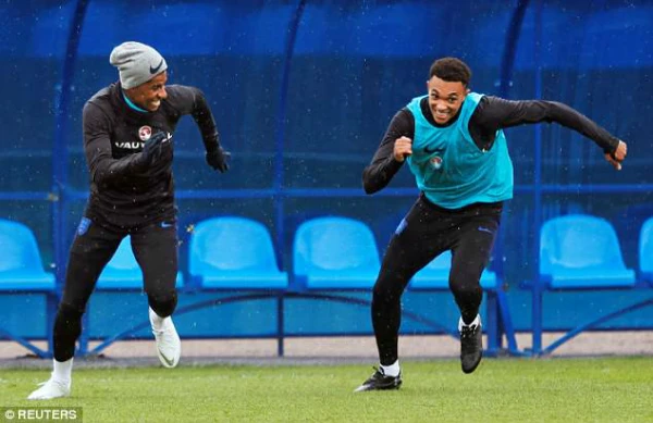 Rashford và Trent Alexander-Arnold vui vẻ tập luyện trước vòng tứ kết.