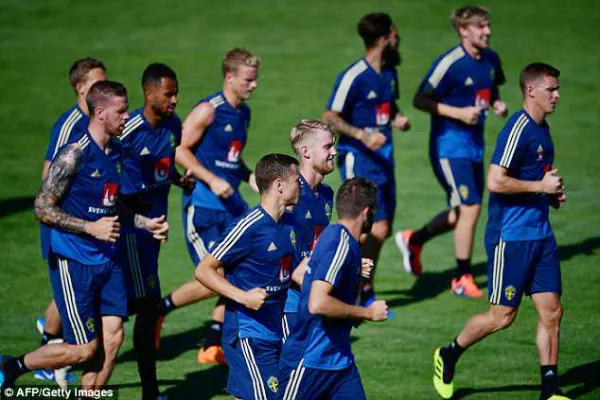 8 đội tuyển chạy đua trên sân tập trước vòng tứ kết ảnh 2