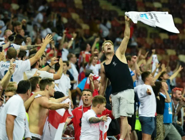 CĐV hô vang câu "Southgate you're the one" theo nhịp điệu bài hát Whole Again. Ảnh: Getty Images