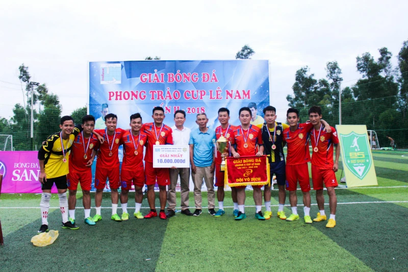 Lê Nam FC vô địch một cách thuyết phục với chiến thắng 8-2 trong trận chung kết với Dược Ngọc Hạ. Ảnh: ĐÌNH THẢO