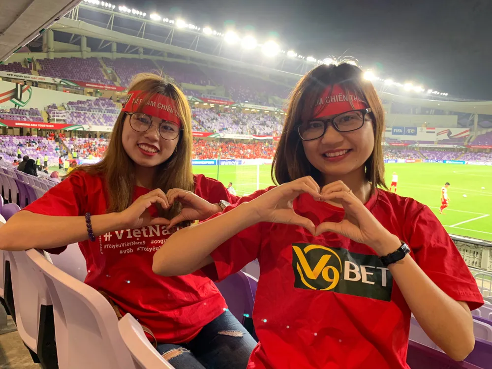 CĐV Việt Nam khiến khán đài sân Hazza Bin Zayed bừng sáng ảnh 11