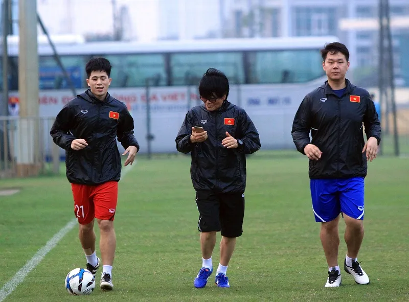 Đình Trọng tập cùng bác sĩ vào chiều 19-3. Ảnh: MINH HOÀNG