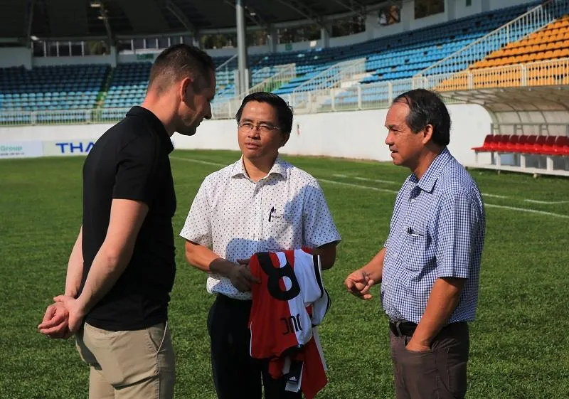 Lãnh đạo CLB Feyenoord đặt vấn đề hợp tác với CLB HA.GL ảnh 2