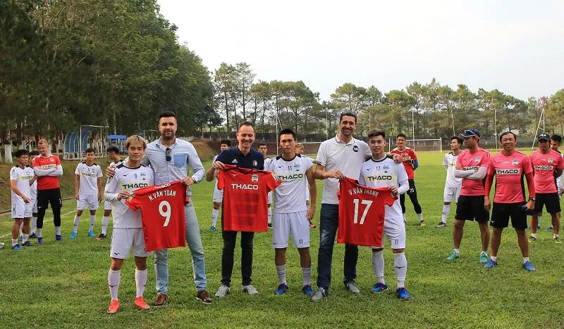 Lãnh đạo CLB Feyenoord đặt vấn đề hợp tác với CLB HA.GL ảnh 1