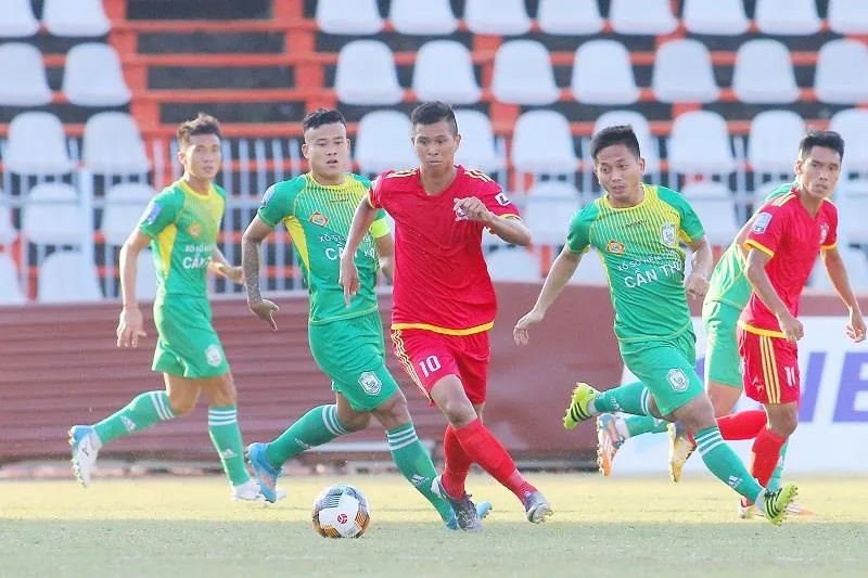 Bình Định (áo đỏ) có được 1 điểm trong chuyến làm khách tại Cần Thơ. Ảnh: DƯƠNG THU