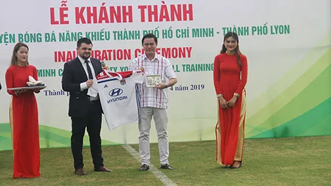 Chủ tịch HFF Trần Anh Tú nhận quà lưu niệm từ đại diện CLB Lyon (Pháp). Ảnh: Anh Trần