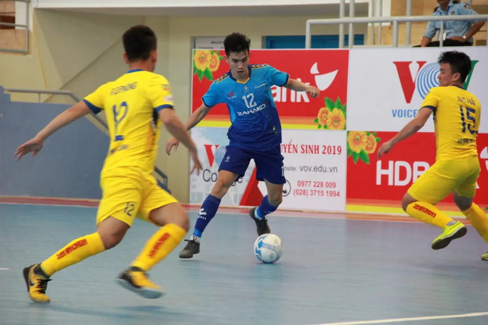 Sahako FC (áo xanh) giữ vững ngôi đầu bảng sau 4 trận toàn thắng. Ảnh: Anh Trần