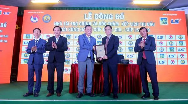 Đại diện Lãnh đạo VFF trao Bảng danh vị cho Nhà tài trợ chính của giải. Ảnh: Đoàn Nhật