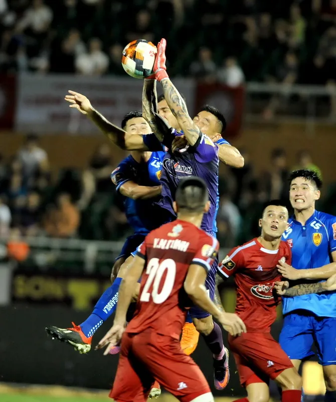 CLB TPHCM suýt thua trên sân nhà ảnh 1