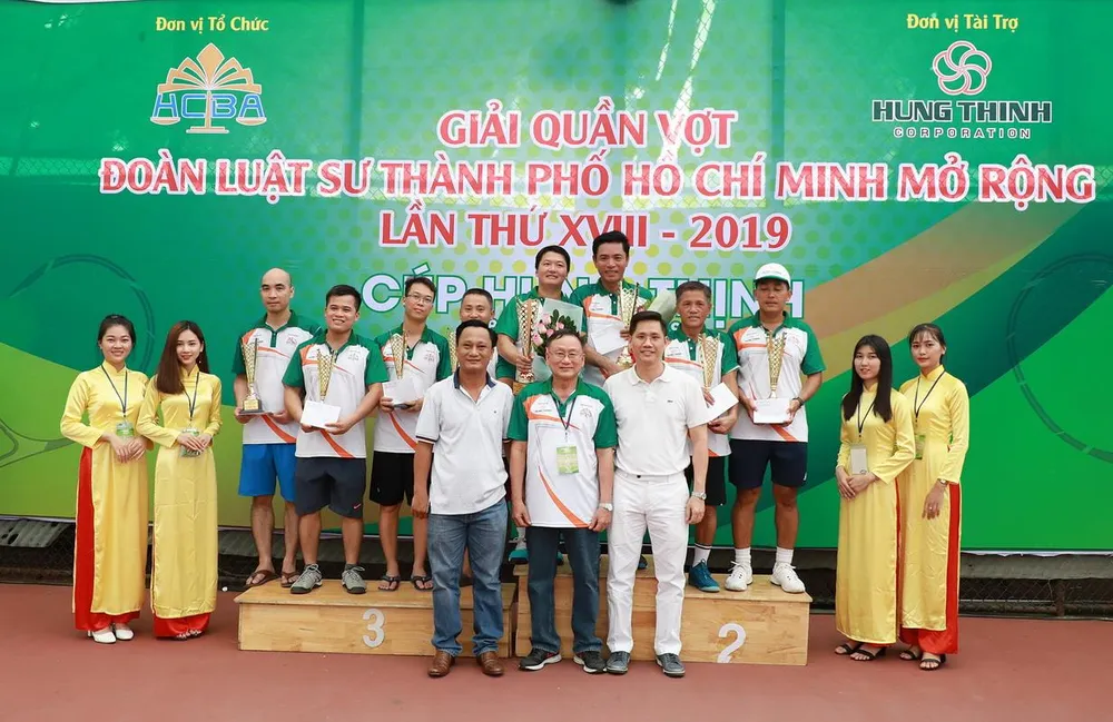 BTC trao giải đôi nam mở rộng. Ảnh: NGUYỄN HOÀNG