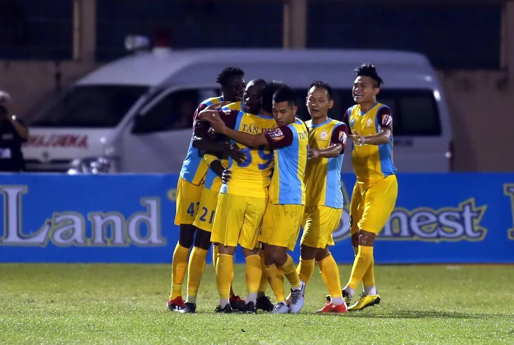 Khánh Hòa hâm nóng cuộc đua trụ hạng ảnh 2