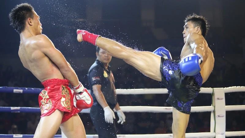 Nguyễn Trần Duy Nhất (phải) lần đầu tiên góp mặt ở đấu trường ONE Championship.