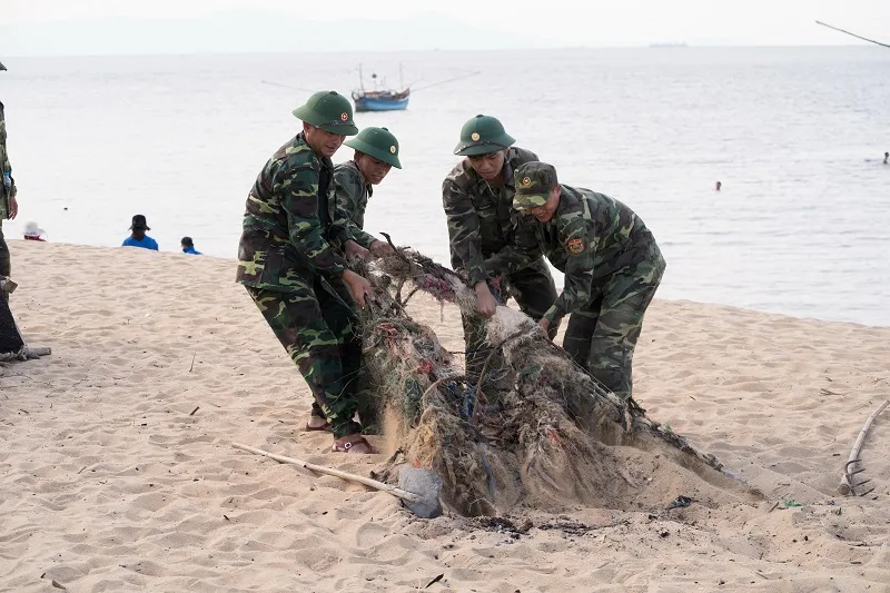 Rác thải được dọn sạch, trả lại vẻ đẹp cho bờ biển Việt Nam ảnh 1