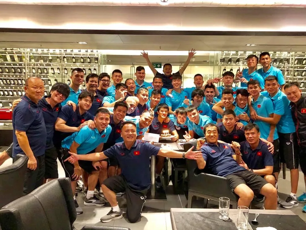 Thầy trò ông Park thả lỏng tại sân Muangthong ảnh 1