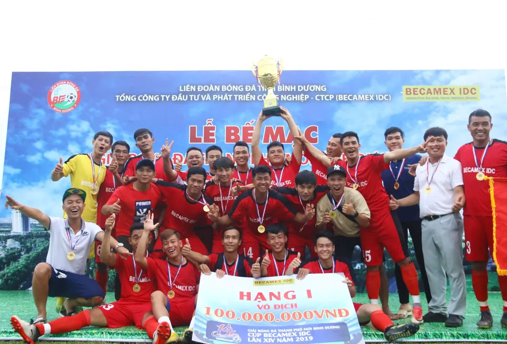 Tân vô địch mùa bóng 2019, CLB Hoàng Gia. Ảnh: Đình Viên