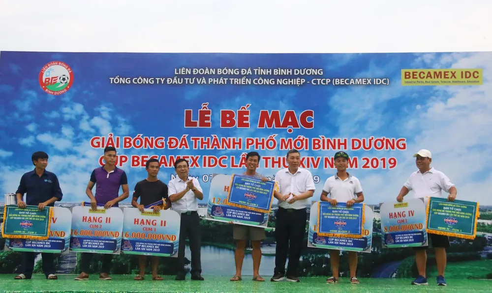 CLB Hoàng Gia đăng quang giải bóng đá TP Mới Bình Dương - Cúp Becamex IDC 2019 ảnh 4