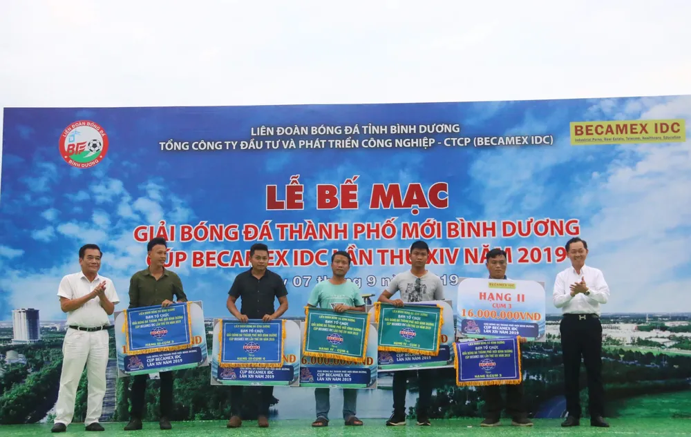 CLB Hoàng Gia đăng quang giải bóng đá TP Mới Bình Dương - Cúp Becamex IDC 2019 ảnh 5