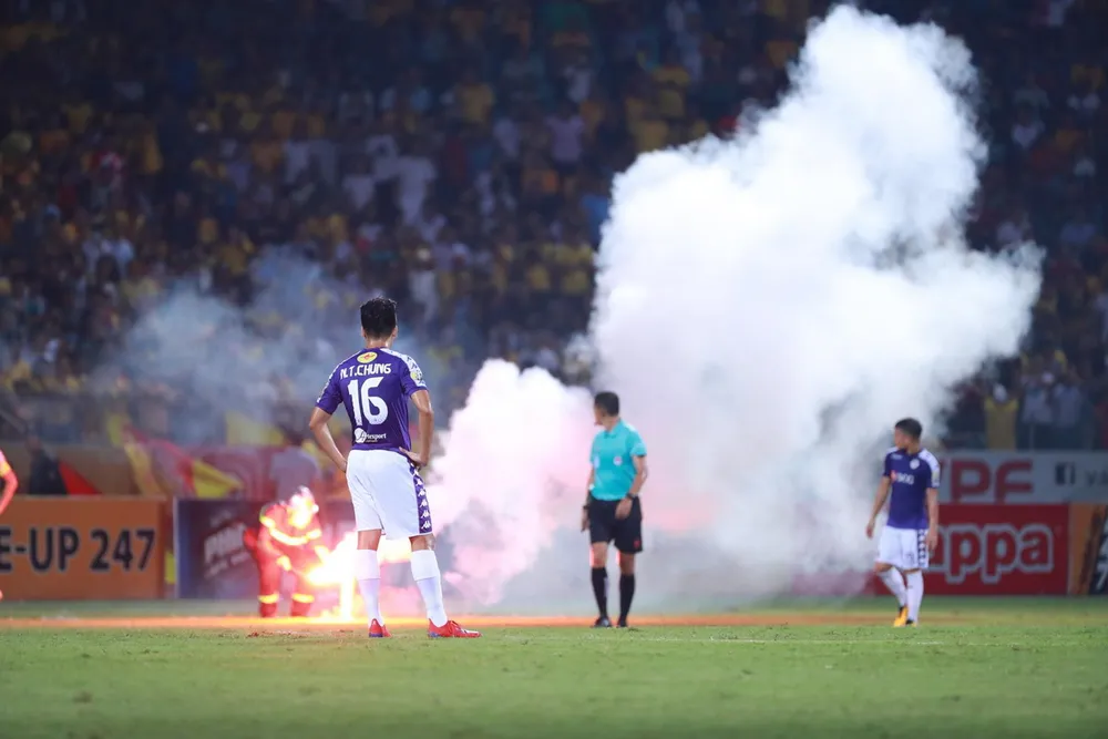 CĐV nhập viện vì dính pháo sáng: Sân Hàng Đẫy đứng trước án phạt nặng ảnh 1