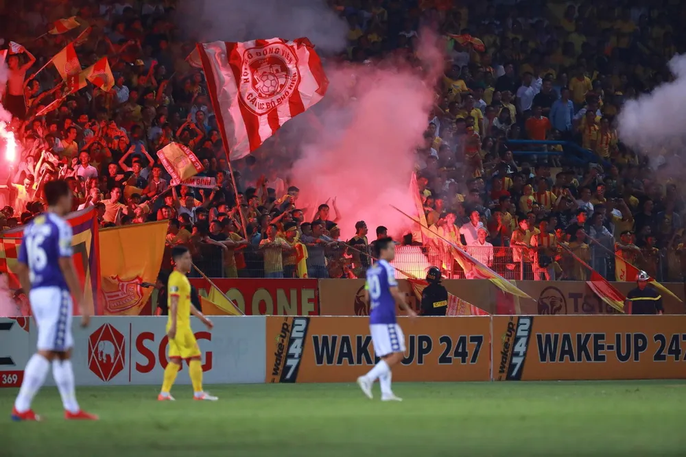 CĐV nhập viện vì dính pháo sáng: Sân Hàng Đẫy đứng trước án phạt nặng ảnh 4