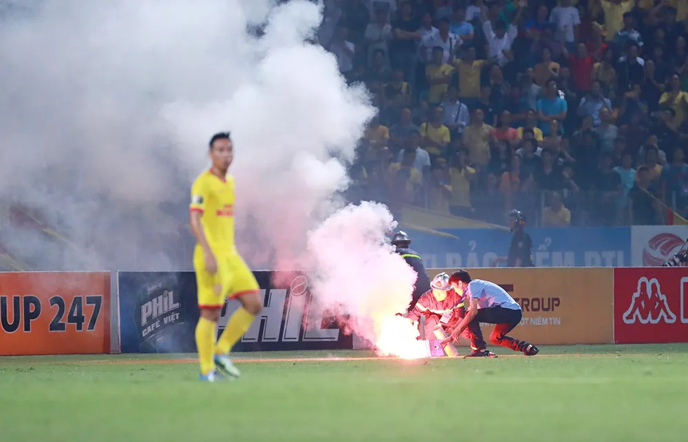 Sự cố trên sân Hàng Đẫy: Phải xử lý nghiêm những kẻ quá khích ảnh 3
