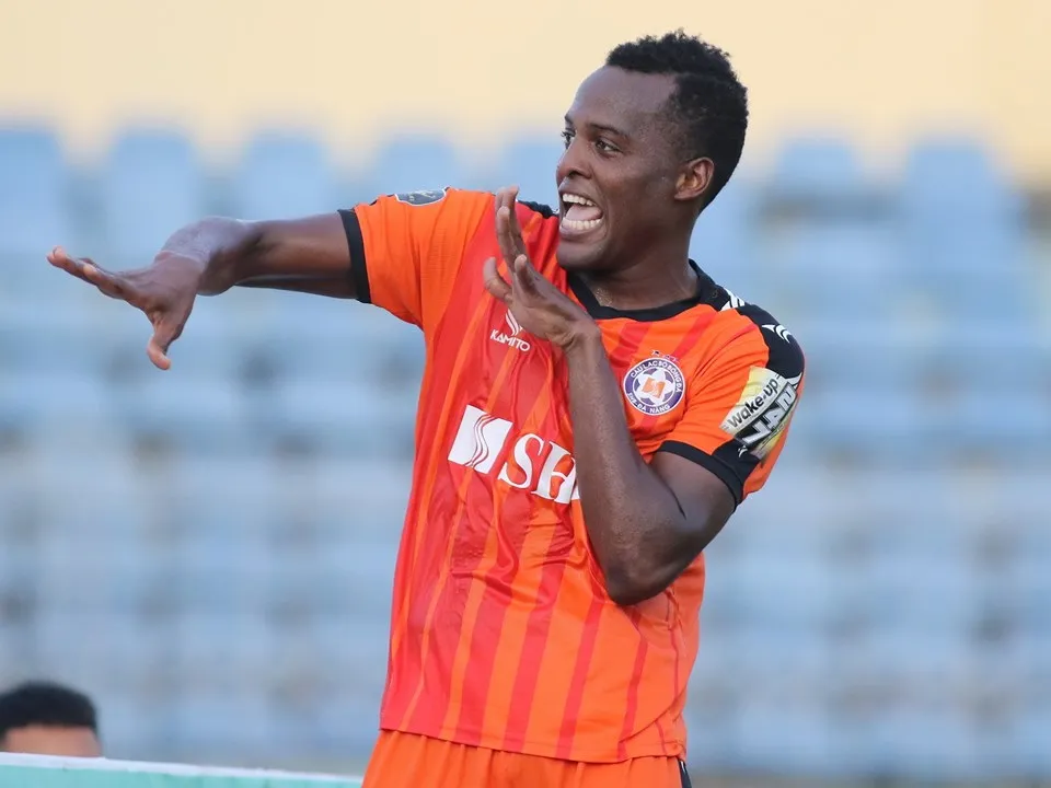 Gassiou lập cú đúp cho Đà Nẵng. Ảnh: Viết Định